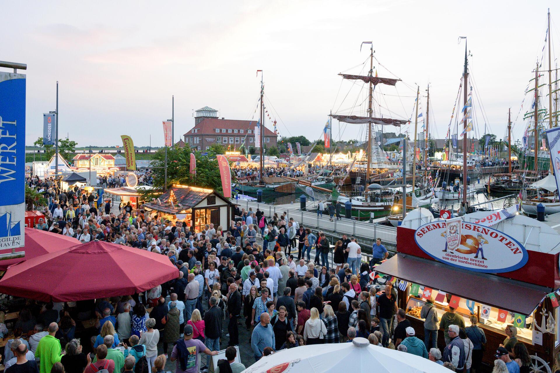 Dichtes Publikumsgedränge am Sonnabend bei den Maritimen Tagen. 