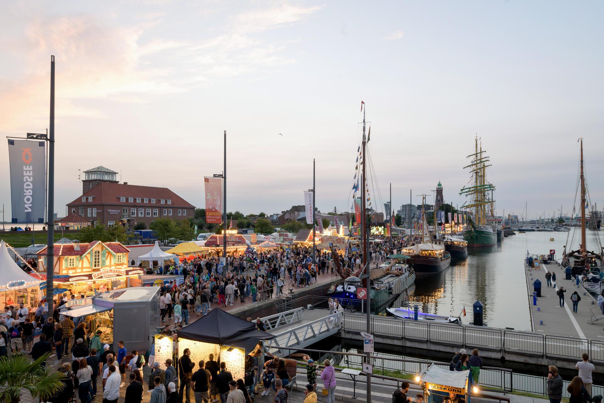 Dichtes Publikumsgedränge am Sonnabend bei den Maritimen Tagen. Foto: Masorat - ...