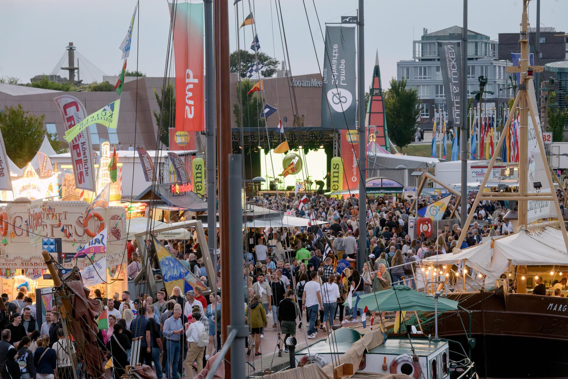 Dichtes Publikumsgedränge am Sonnabend bei den Maritimen Tagen. 