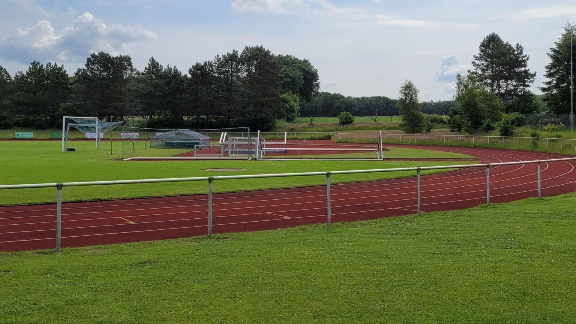 Die 400-Meter lange Tartanlaufbahn auf dem Willi-Wicke-Sportplatz in Nordholz soll aufwendig saniert werden.