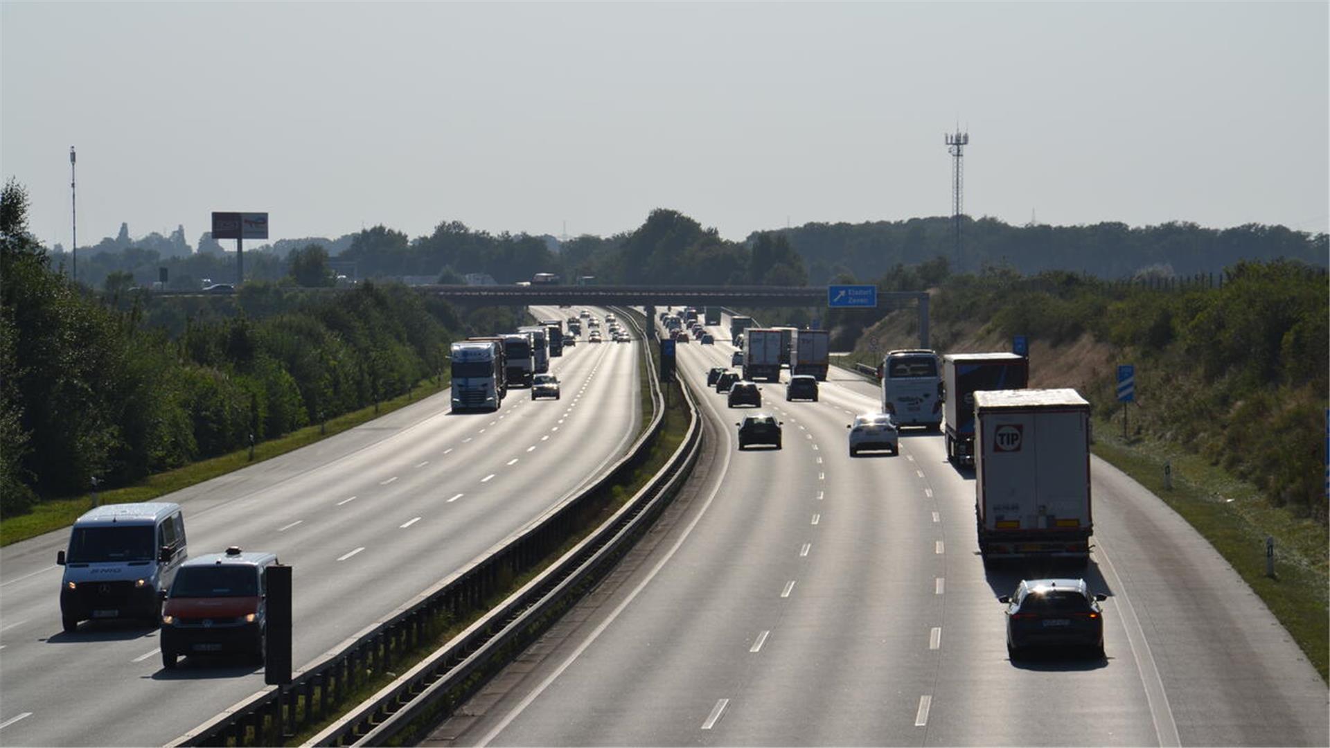 Eine breite Straße und Autos, die in beide Richtungen fahren.