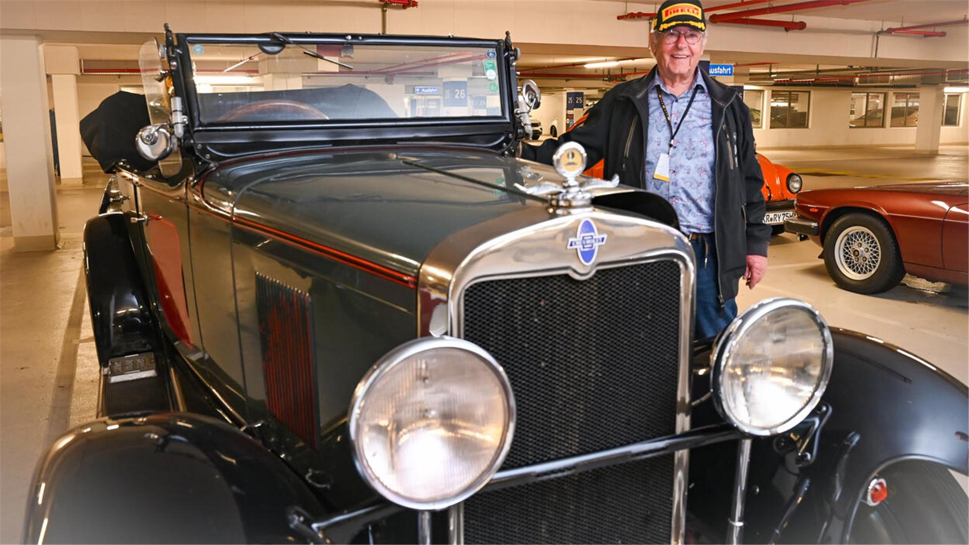 Die ADAC Deutschland-Klassik.Rundfahrt bringt 64 Oldtimer in die Seestadt zum Sail City Hotel. Robert Braun hat mit diesem Chevrolet von 1929 das älteste Auto am Start.