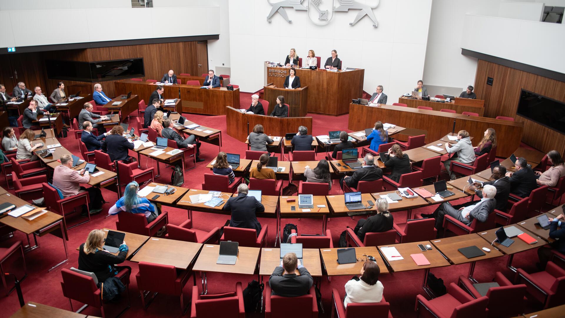 Abgeordnete sitzen im Parlament