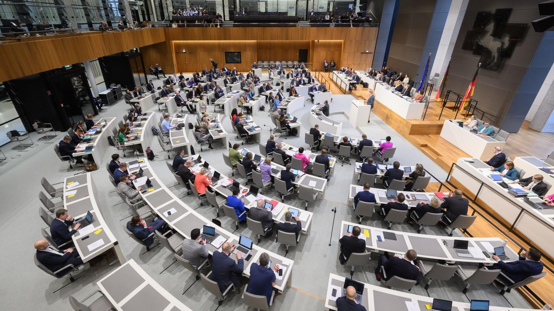 Die Abgeordneten sitzen während einer Sitzung im niedersächsischen Landtag.