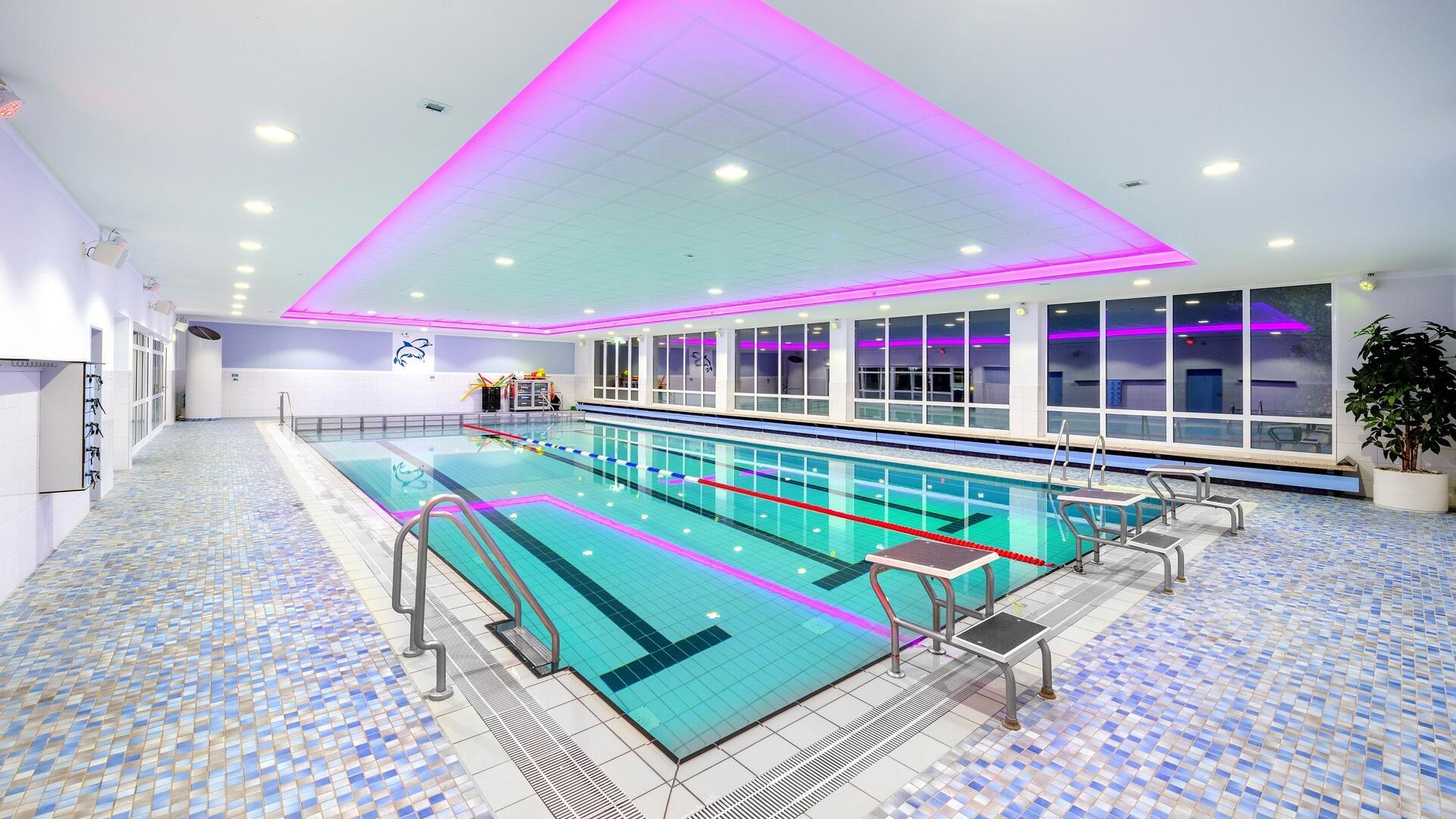 Die Ahlerstedter Schwimmhalle erscheint technisch im besten Licht.