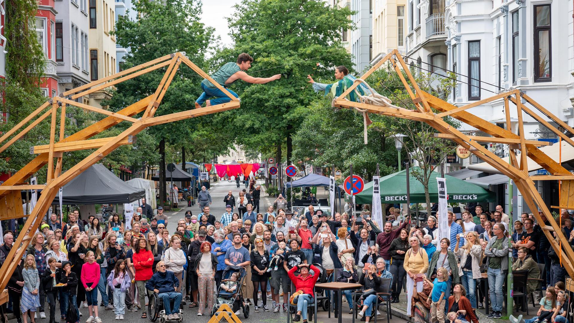 Die „Alte Bürger“ wird am 24. und 25. August wieder zum Kunstraum, zum Artspace. Im vergangenen Jahr faszinierte die Gruppe „Cirque On Edge“ mit ihrer Performance „Die Brücke“.