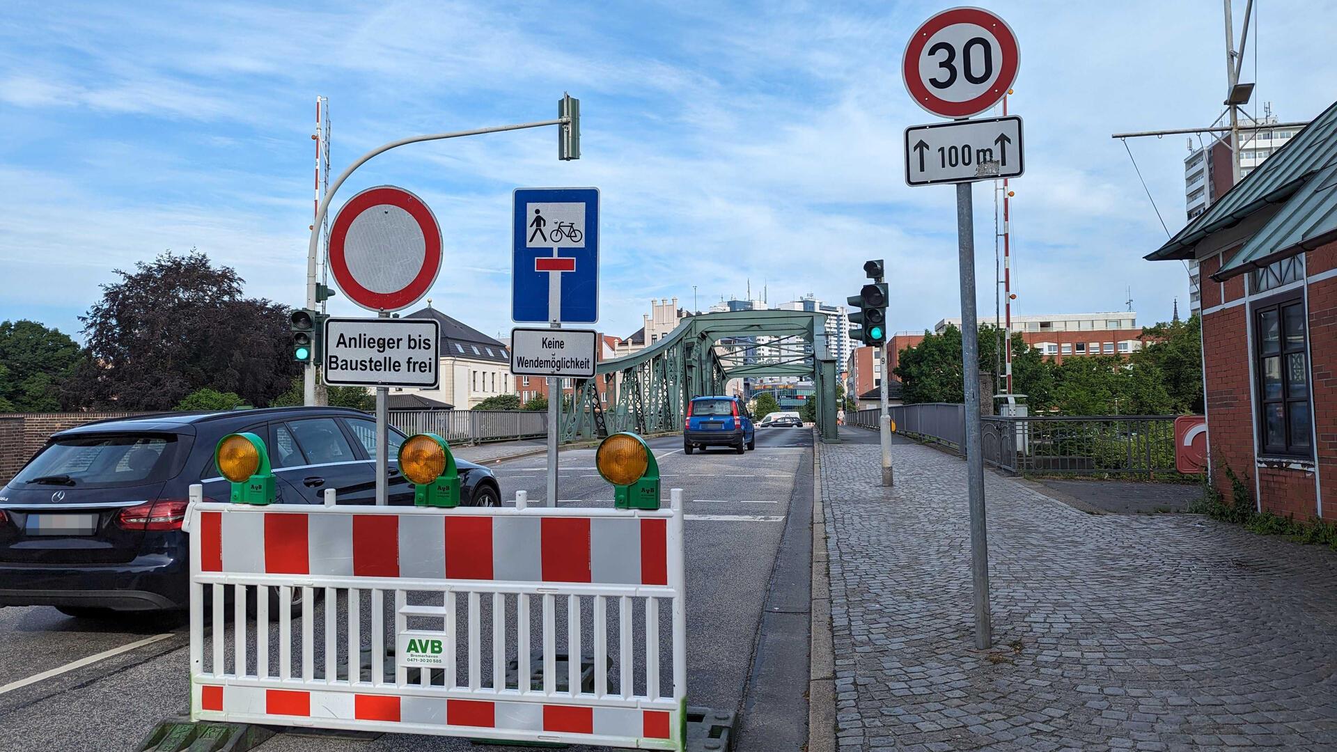 Die Alte Geestebrücke ist bis zur Baustelle an der Fährstraße/Deichstraße aus Geestemünde kommend frei, doch Autos können lediglich links zum Historischen Museum abbiegen. Deshalb gab es viele Wendemanöver.