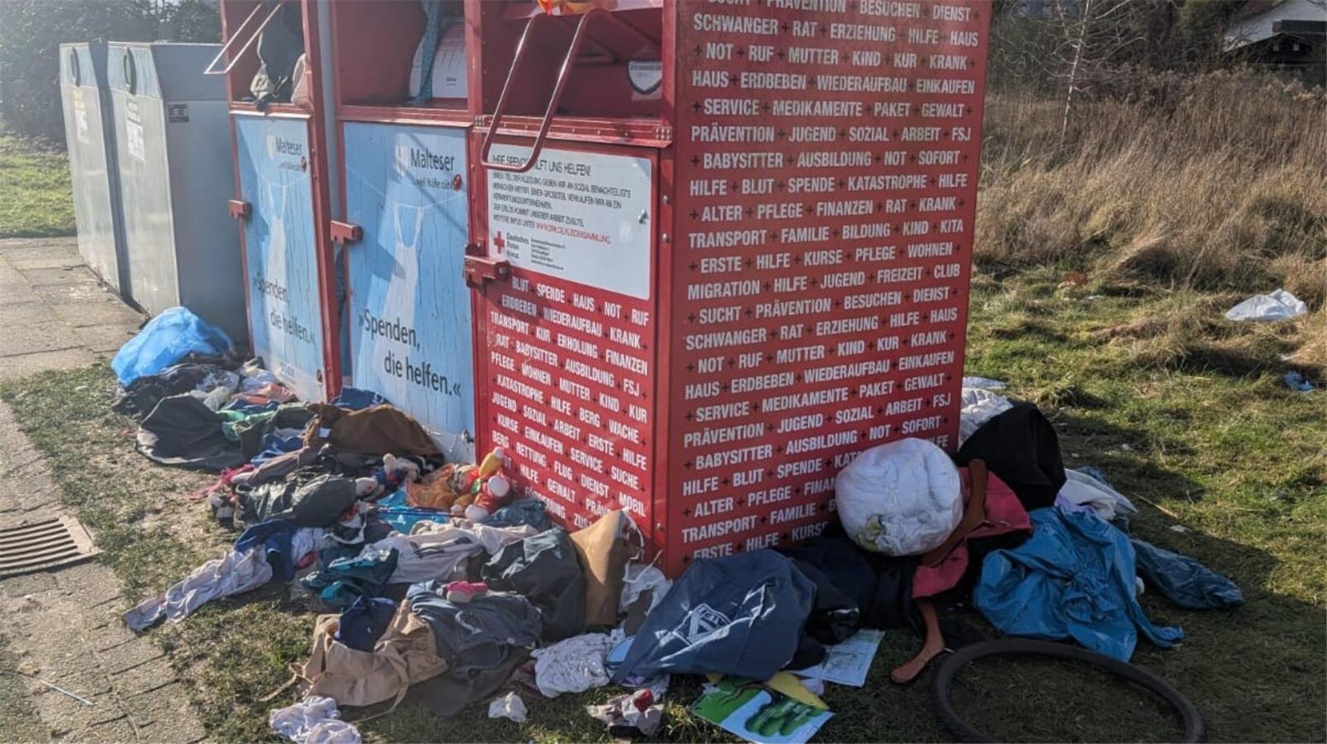 Die Altkleidercontainer in der Kuckuckstraße in Stotel werden aufgrund missbräuchlicher Nutzung entfernt.