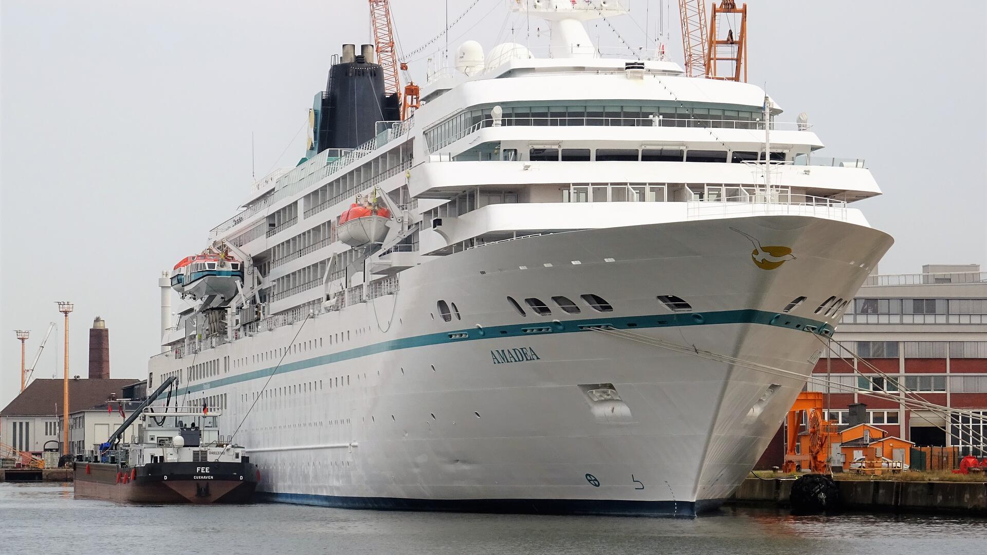 Die „Amadea“ kommt von Island und Spitzbergen und hat viele Prominente an Bord.