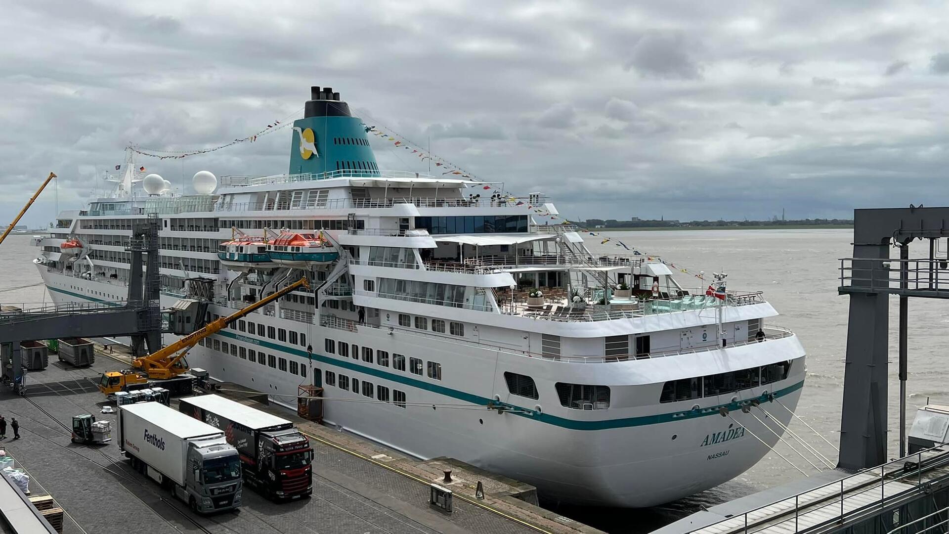 Die „Amadea“ liegt am Kreuzfahrtterminal.