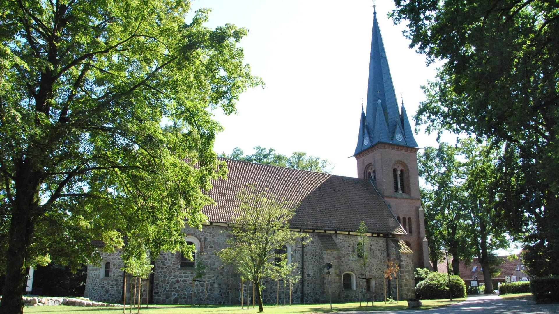 Die Anzeige der Landeskirche betrifft die Kirchengemeinde Heeslingen. Unser Bild zeigt die örtliche Kirche.