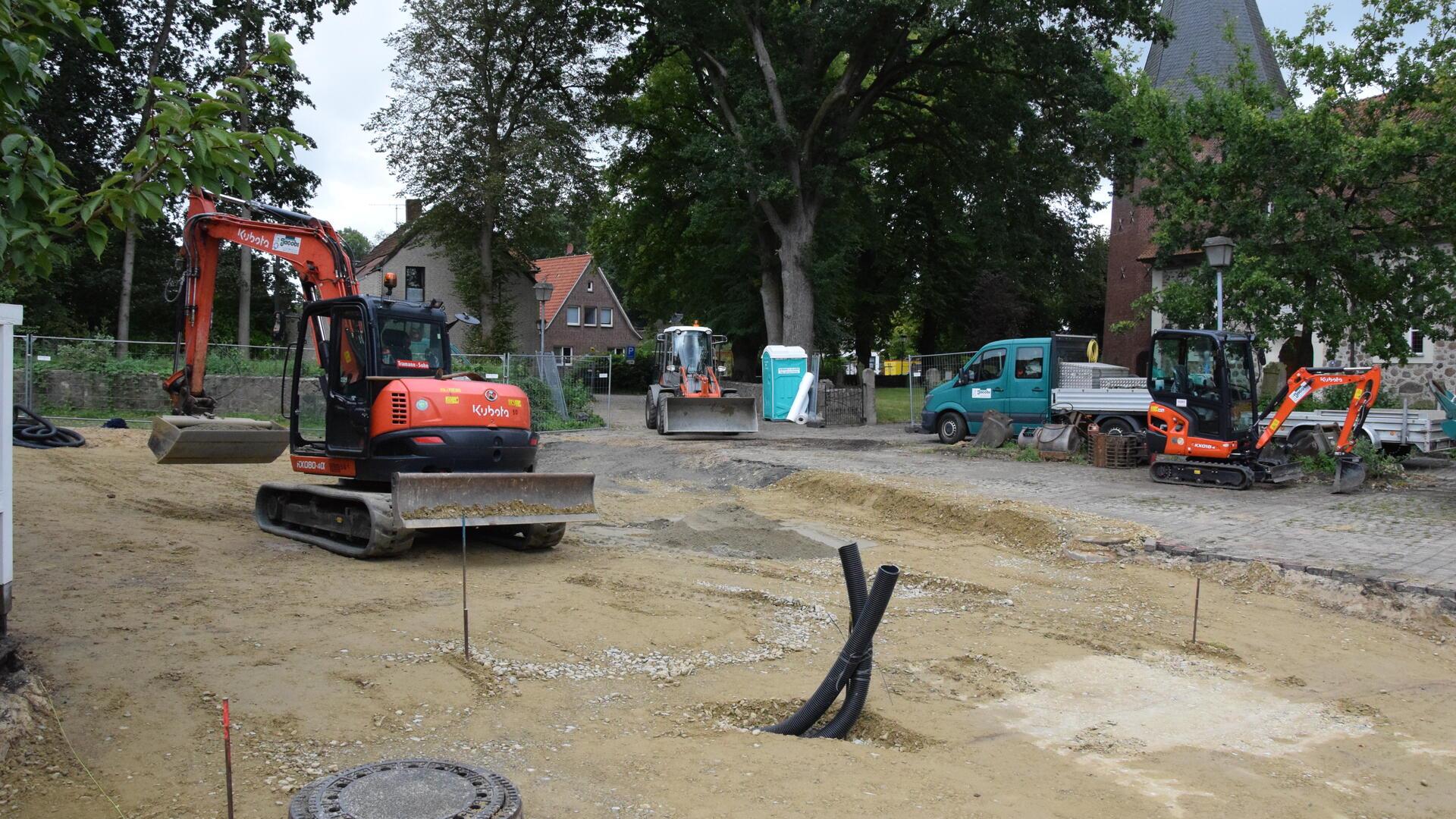 Die Arbeiten laufen: Der Platz zwischen Kirche und Landgasthof Martin im Selsinger Ortskern wird neu gestaltet.