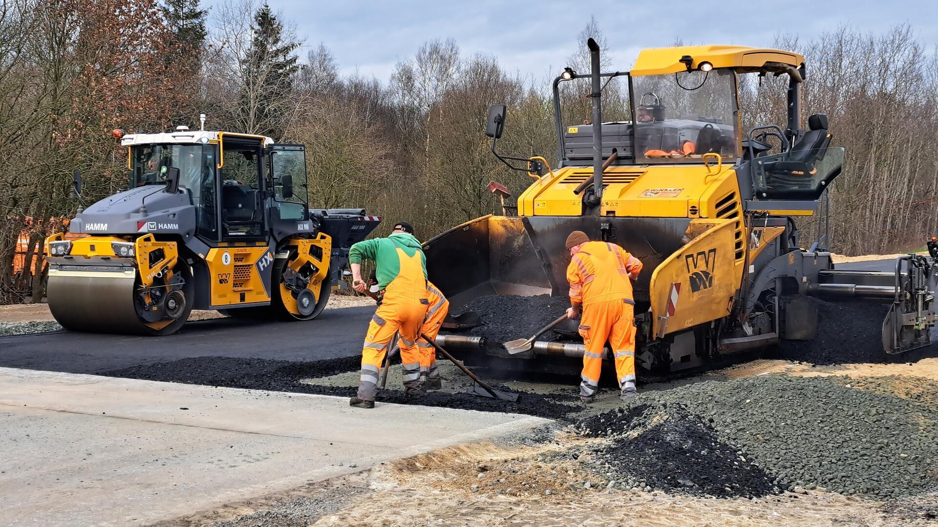 Die Arbeiten sind gut vorangekommen. Mittlerweile stellen die Bauarbeiter die Fahrbahn mit mehreren Asphaltschichten wieder her. Am Donnerstag, 28. März, soll die Autobahn wieder freigegeben werden. 