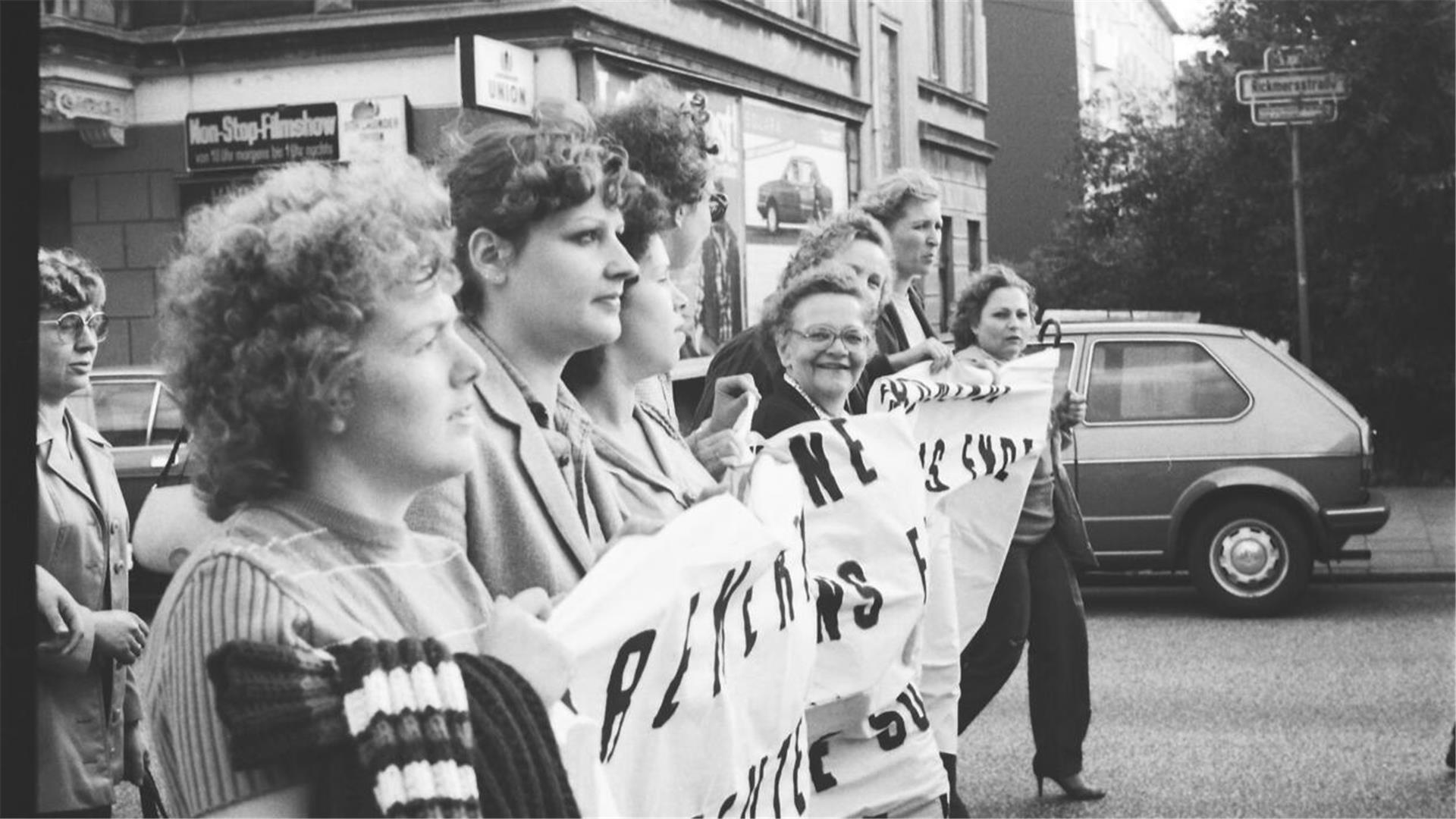 Die Arbeiterinnen im Bremerhavener Nordmende-Werk gehen für den Erhalt ihrer Arbeitsplätze auf die Straße. Das Werk wurde 1984 geschlossen.