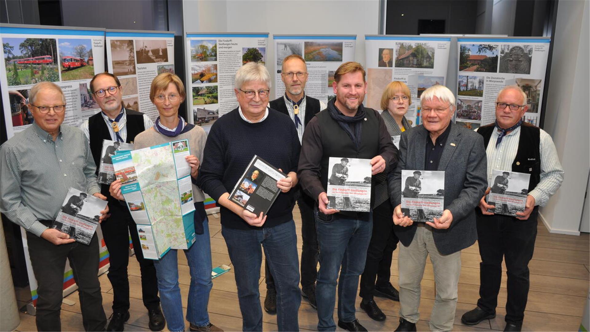 Die Arbeitsgemeinschaft Findorff-Siedlungen hat im Gnarrenburger Bürgerhaus ihre Wanderausstellung aufgebaut und die Neuauflage des Buches „Die Findorff-Siedlungen im Teufelsmoor bei Worpswede“ vorgestellt.