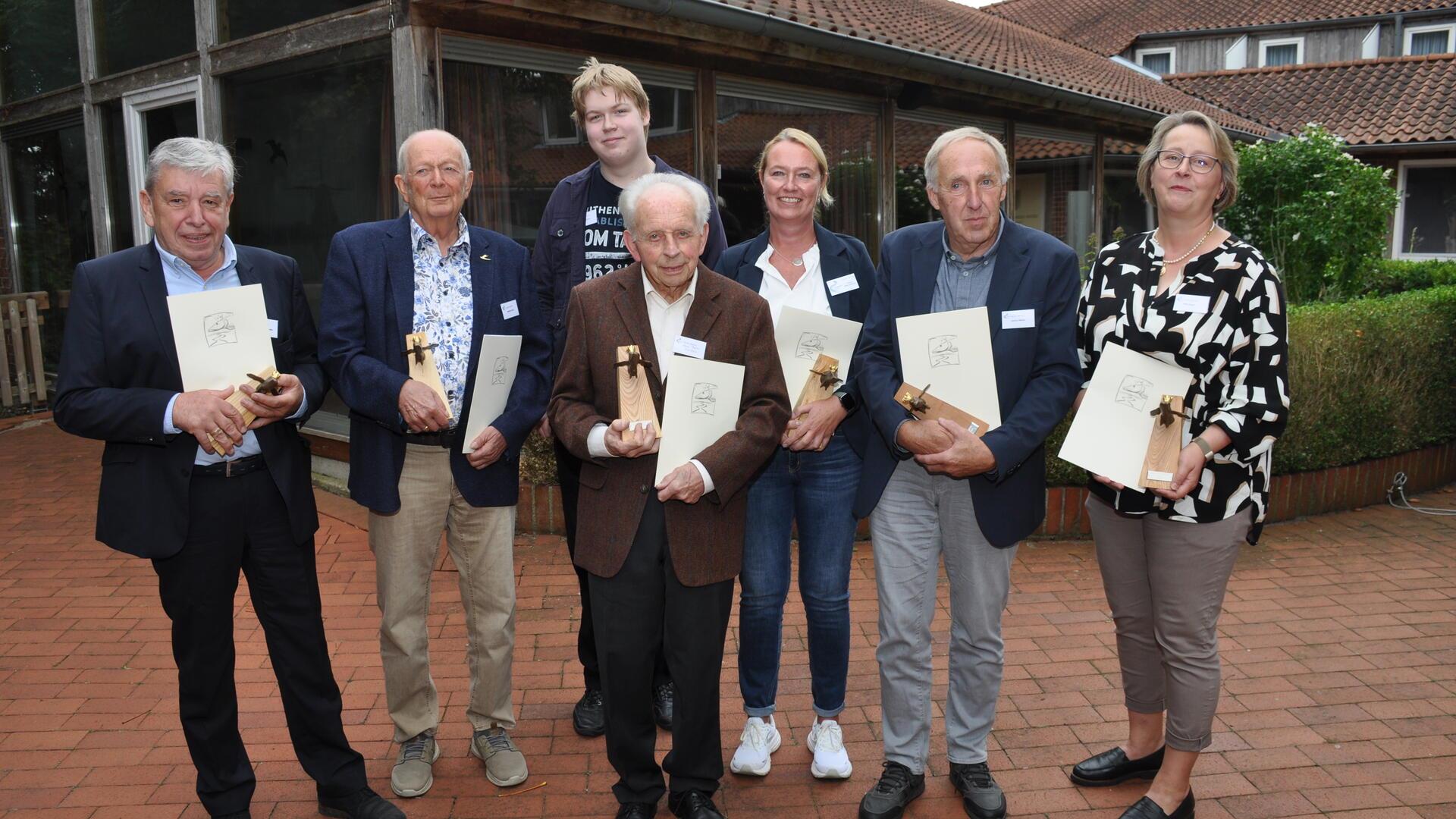 Die Arbeitsgemeinschaft Osteland hat gestern sieben Persönlichkeiten und Institutionen im Bremervörder Oste-Hotel den „Goldenen Hecht“ verliehen, weil sie sich um die Oste-Region verdient gemacht haben. Der Schauplatz für die Verleihung der „Oste-Oscars“ hätte passender nicht sein können, haben die AG und das Hotel doch dieselbe Namenspatronin.