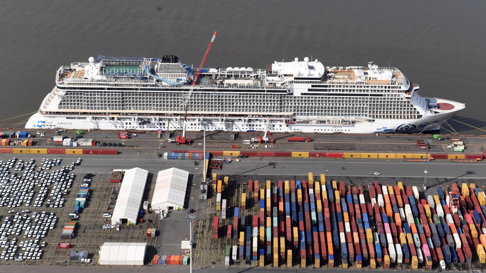 Die „Aroya“ liegt für den Umbau am Containerterminal.