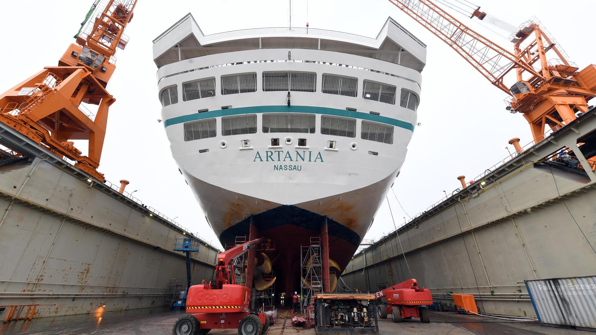 Die "Artania" in der Werft