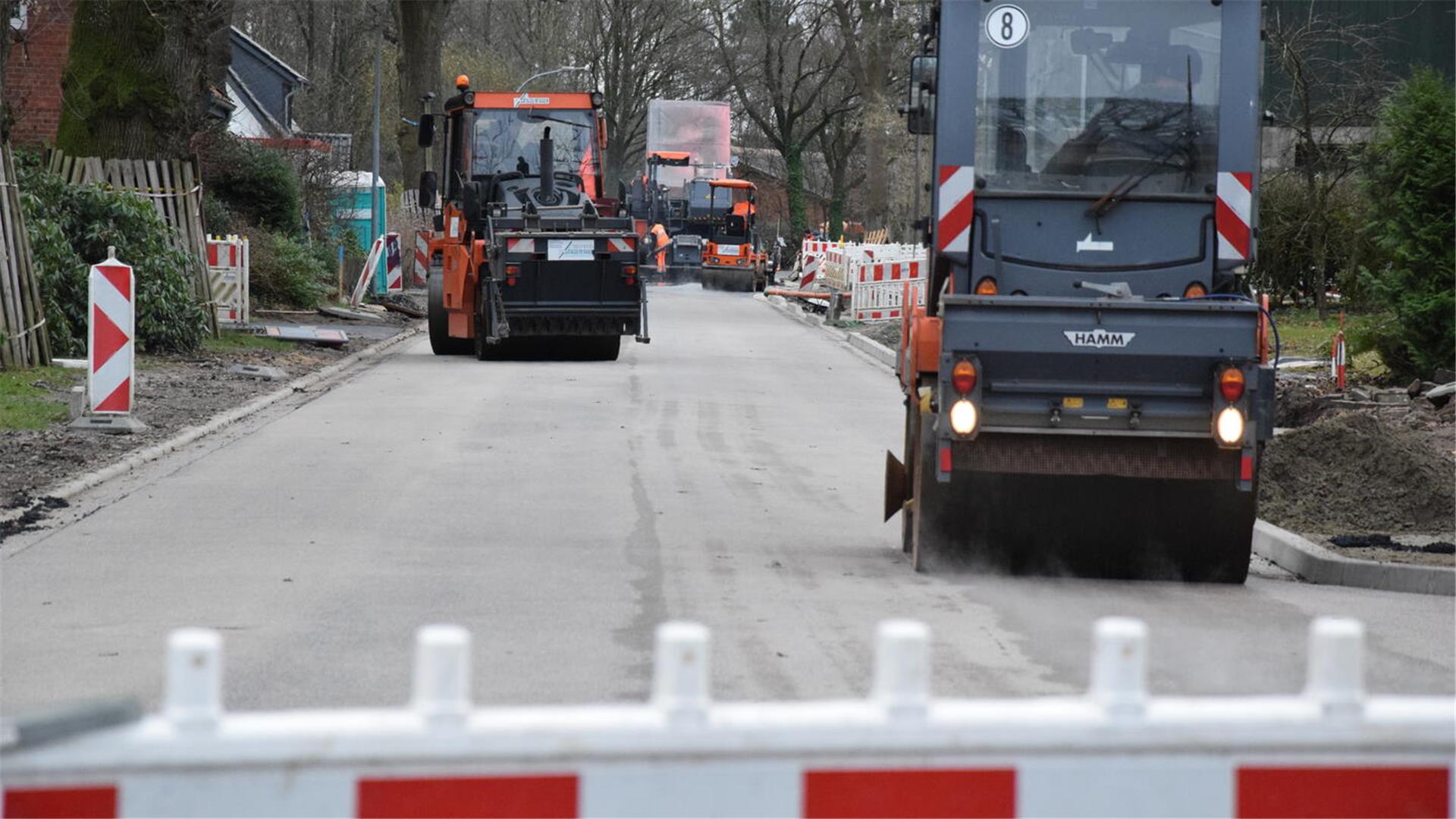 Walzen auf der neuen Asphaltdecke.