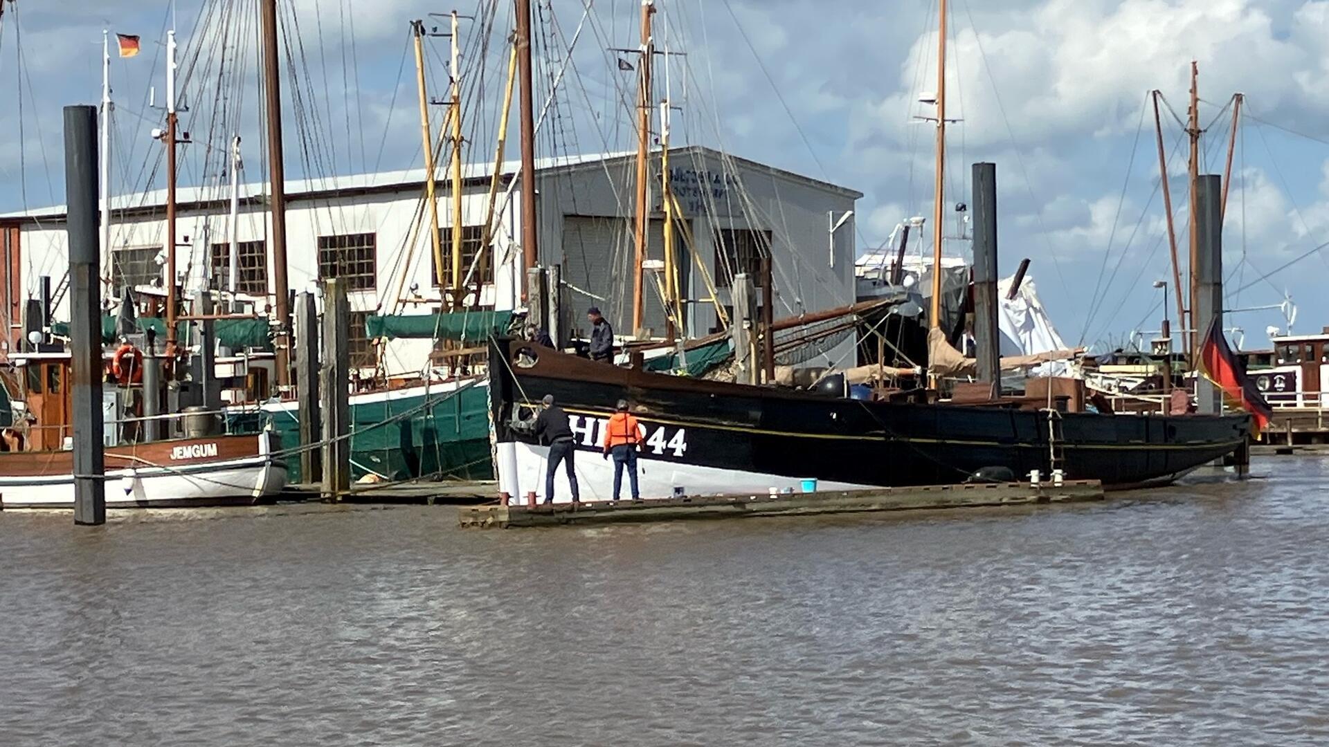 Zwei Männer vor einem Schiff