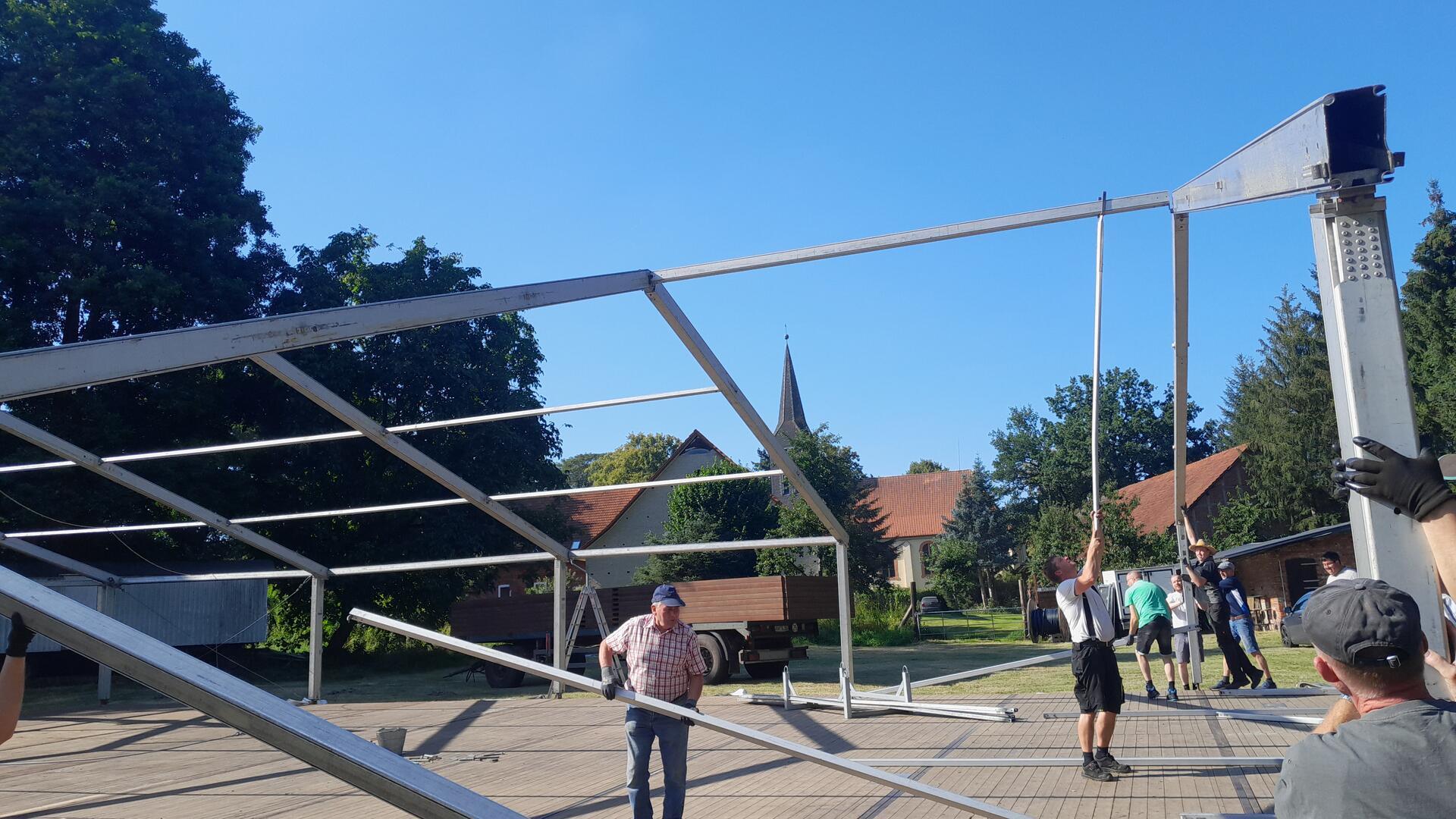 Die Aufbauarbeiten für das Buschfest in Kirchtimke am kommenden Wochenende gehen planmäßig voran.