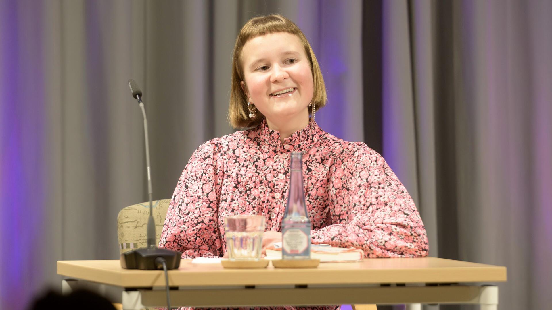 Die Autorin Caroline Wahl lässt sich bei ihrer Lesung in der Stadtbibliothek nicht aus der Ruhe bringen - auch nicht von einem nicht funktionierenden Mikrofon.