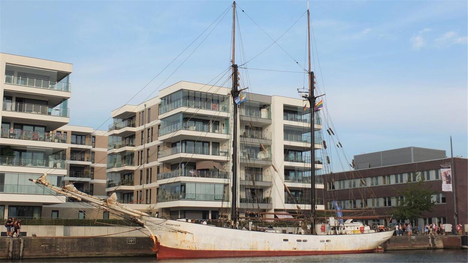 Fachtsegler "Avontuur" an der Kaje im Neuen Hafen