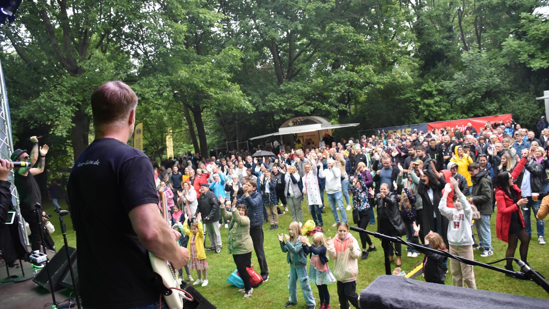 Blick von Bühne bei Open-Air-Konzert im Gertrudenpark in Loxstedt