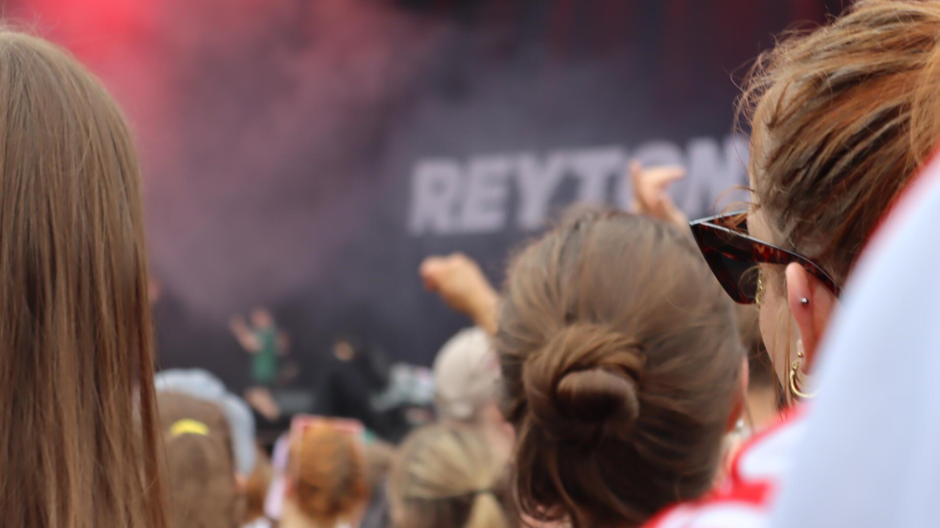 Die Band Reytons versetzen ihre Fans in Feierlaune.