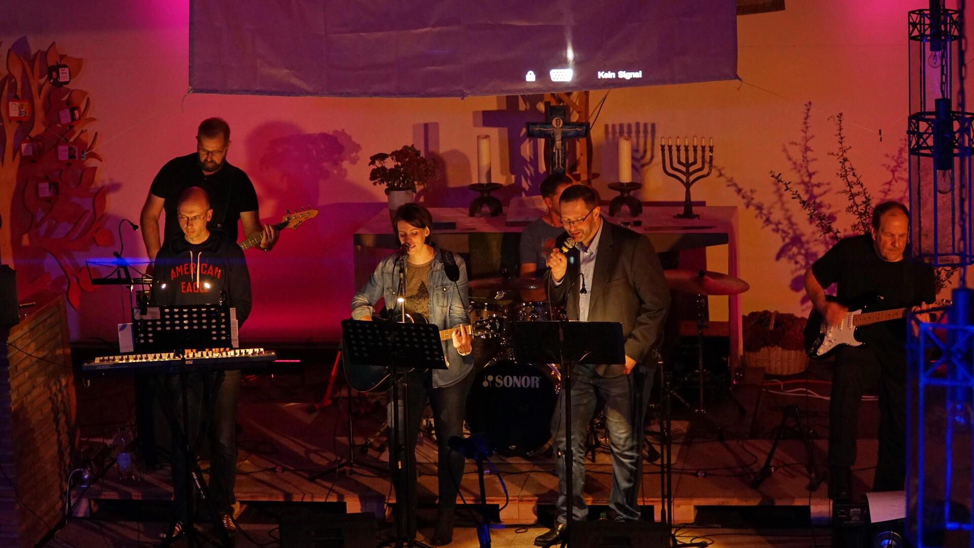 Die Band „Sign of life“ begleitet den Gottesdienst musikalisch. 