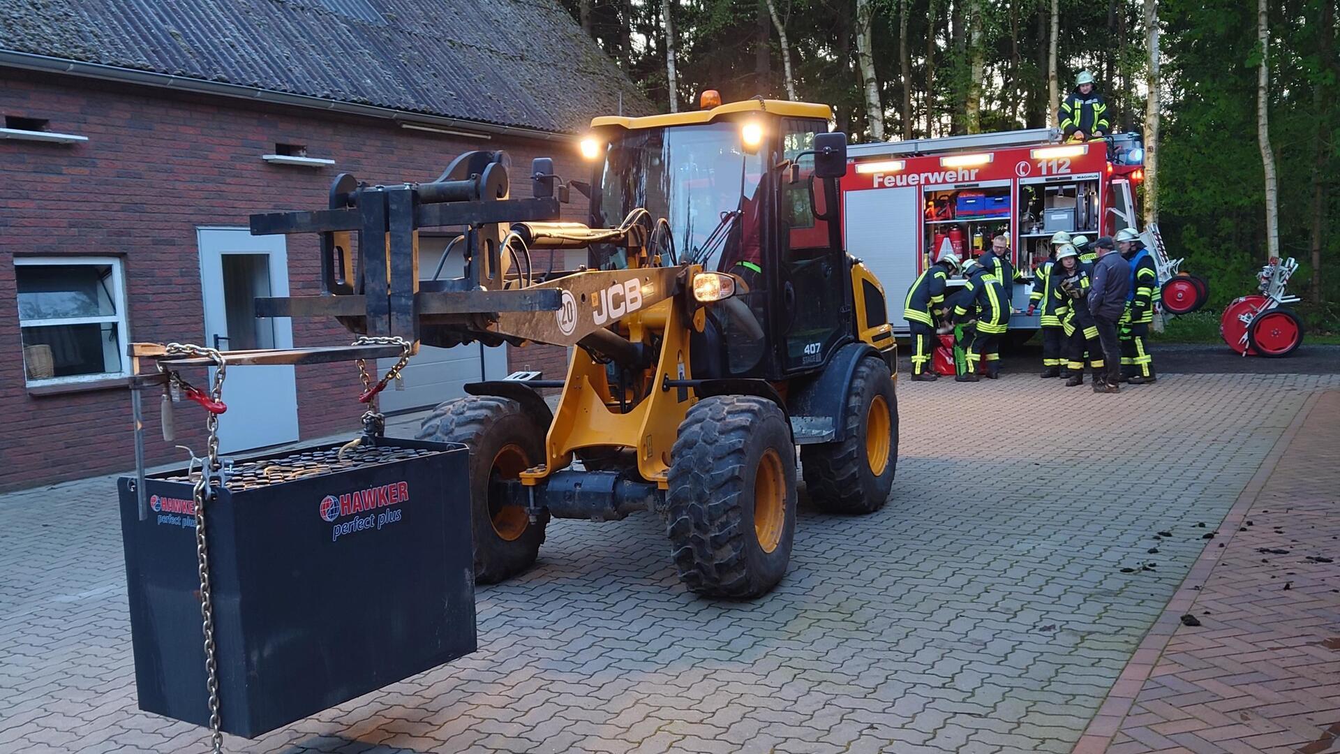 Die Batterie eines Gabelstaplers hat starken Rauch entwickelt und drohte Feuer zu fangen. Bei Eintreffen der Feuerwehr war der Gabelstapler bereits durch einen Landwirt aus der Maschinenhalle auf den Hof gezogen worden.