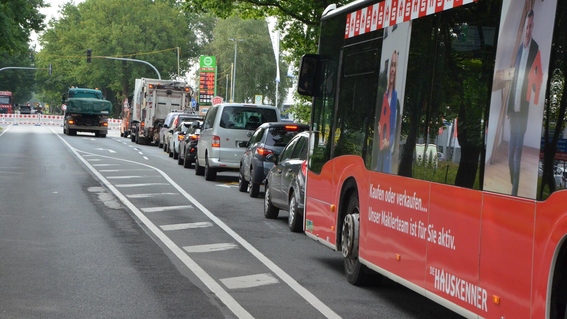 Die Bauarbeiten auf der Bundesstraße B71/74 sorgen für lange Wartezeiten bei den Autofahrern.