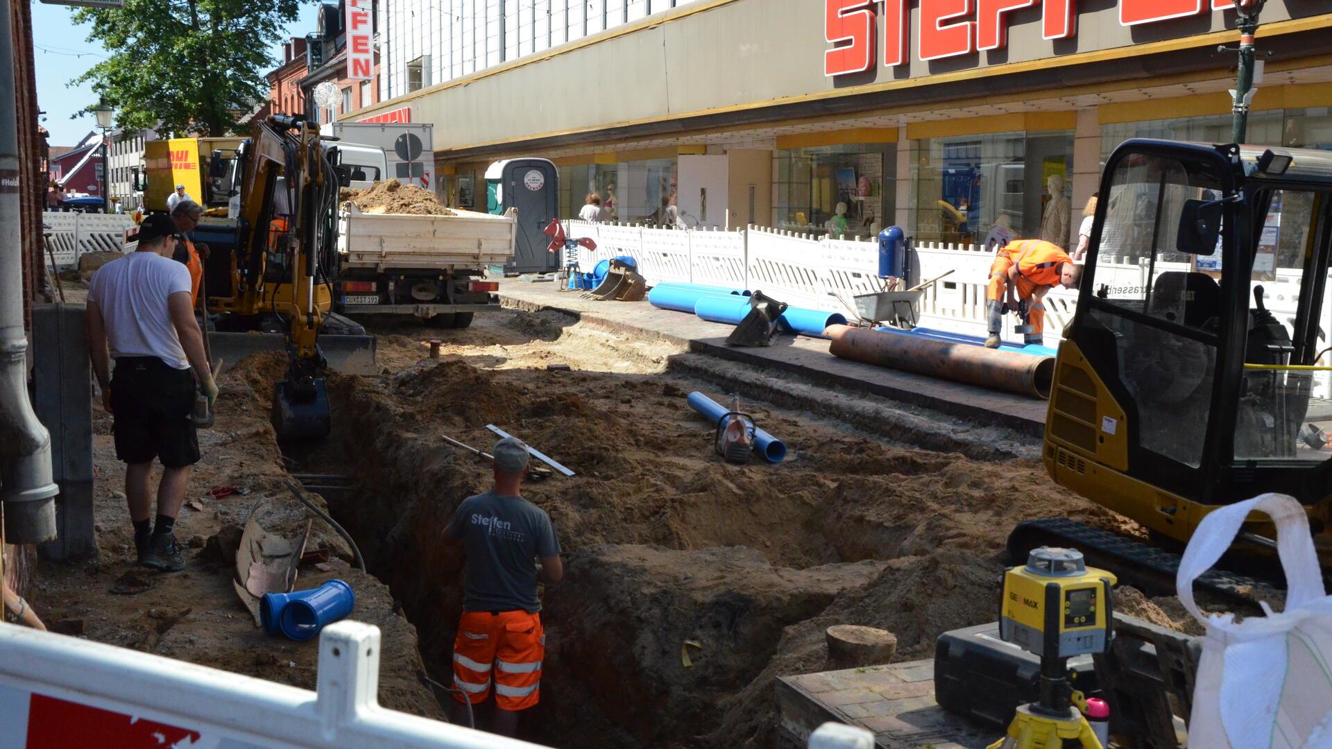 Die Bauarbeiten in der Bremervörder Brunnenstraße sind gestartet. Die ersten Rohrleitungen werden verlegt.