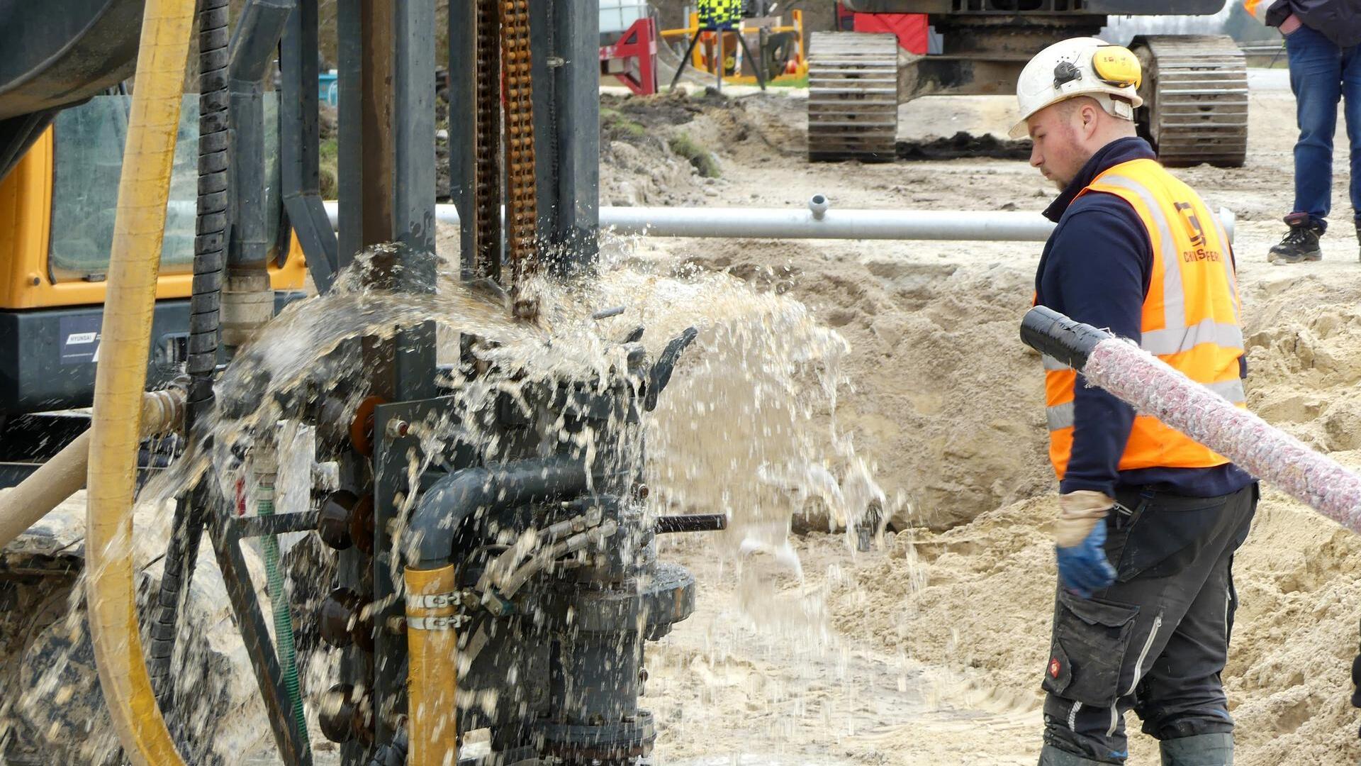 Bevor das Wasser aus der neun Meter tiefen Baugrube abgepumpt wird, bekommen die Bauarbeiter nasse Stiefel. 