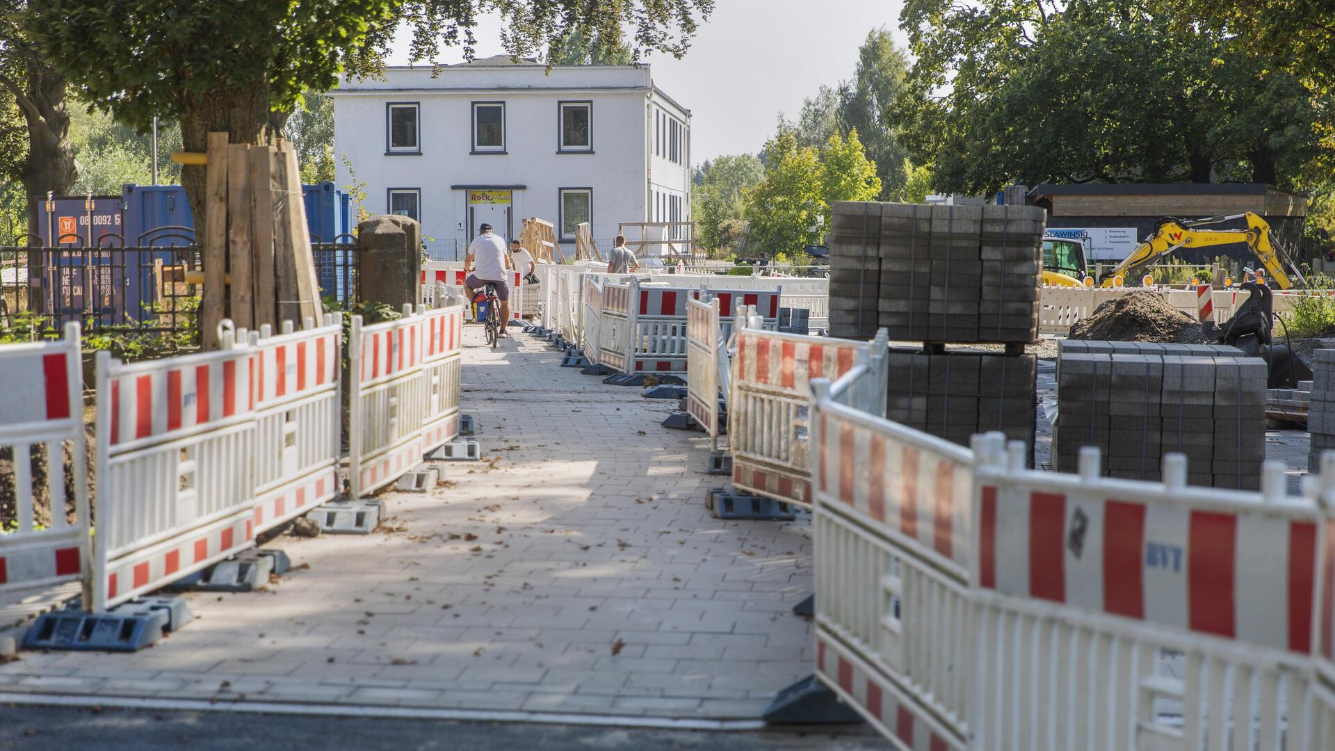 Die Baustelle am Friedhof Lehe am Dwarsweg verzögert sich.