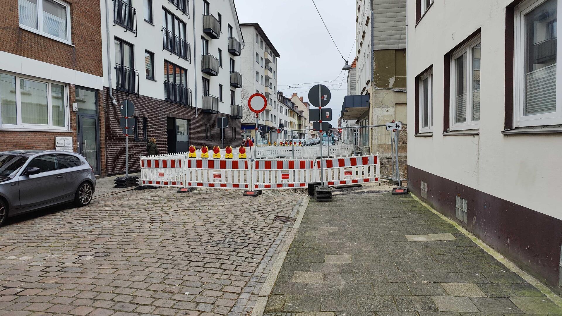 Eine Baustelle wo kein Auto durchfahren kann, ist zu sehen. 