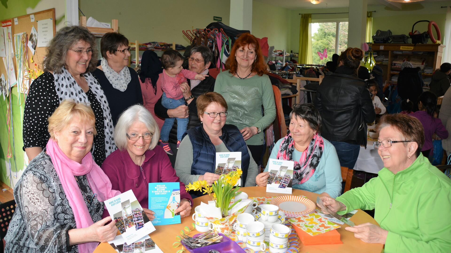 Die Begeisterung der Ehrenamtlichen ist ungebrochen. Im Jahr 2018 noch unter der Leitung von Renate Sturm (hinten links) hoffen die Damen heute, dass es weitergeht mit dem sozialen Kaufhaus.
