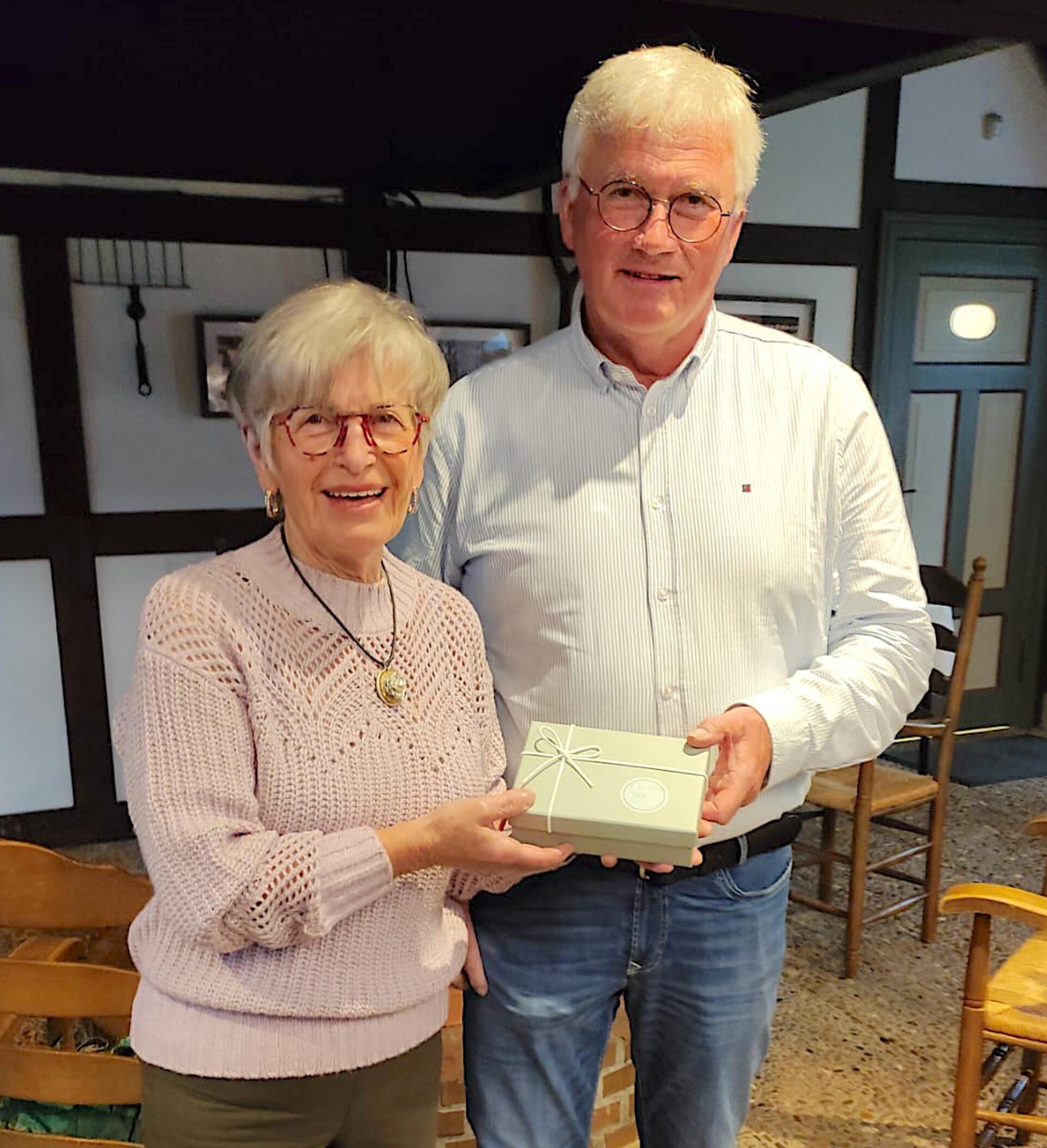 Das Foto zeigt Bürgermeister Diedrich Höyns mit der Beiratsvorsitzenden Jutta Fettköter. 