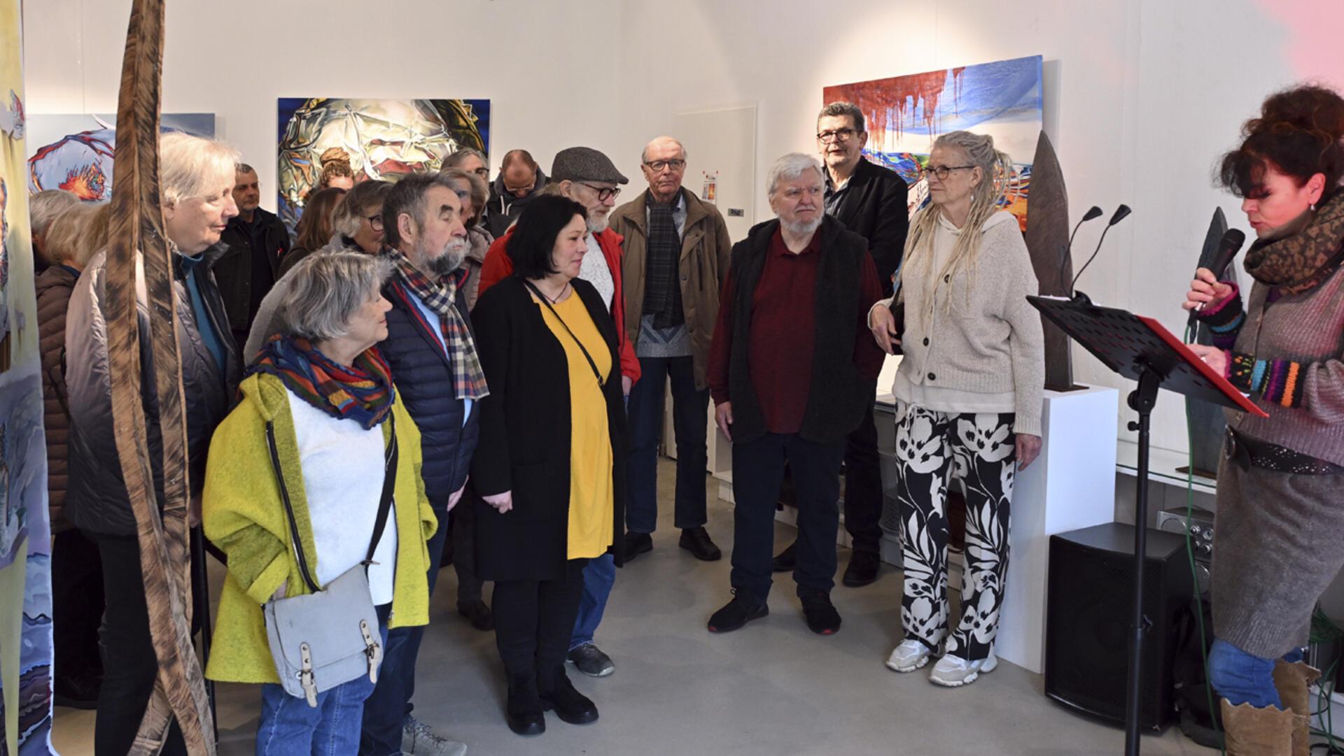 Die Besucherinnen und Besucher bei der jüngsten Vernissage in der Kunstwerkstatt Malstedter Mühle.