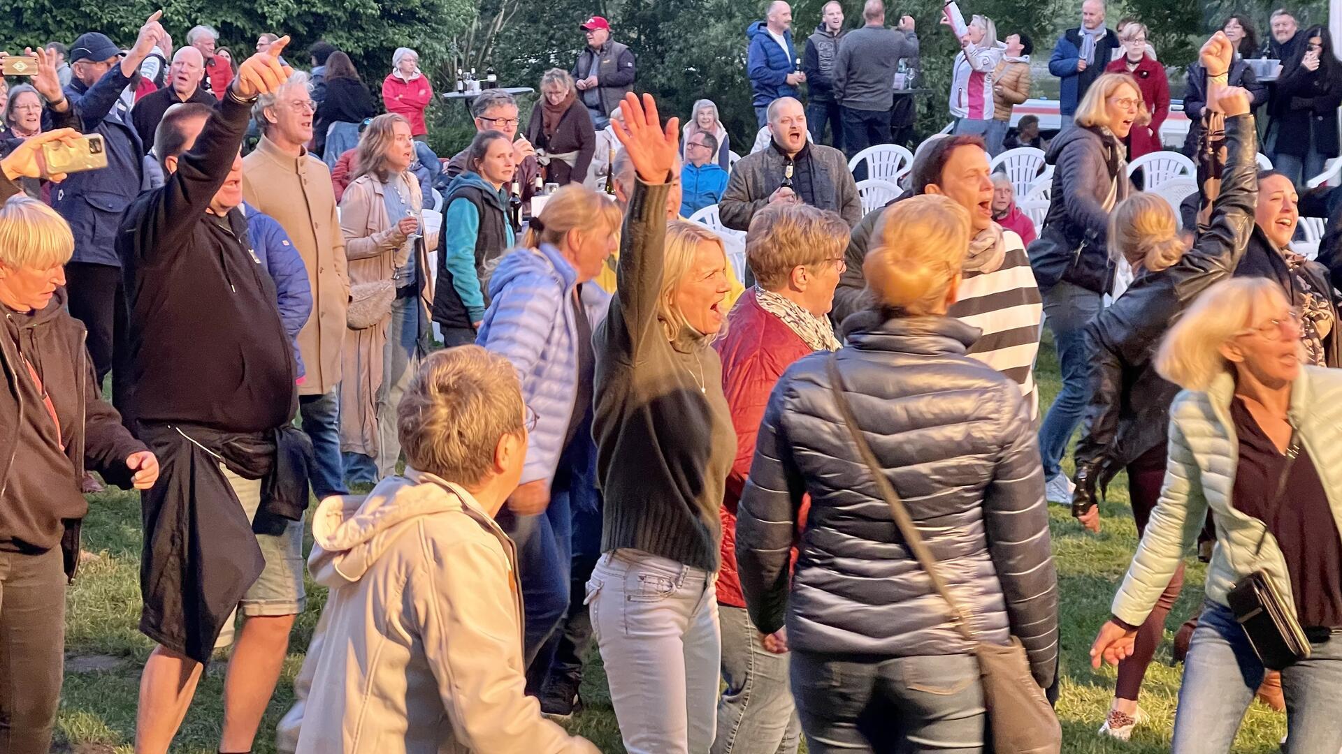 Die Besucherinnen und Besucher des Lions-Open-Airs genießen nicht nur die Musik von „Take5“, sondern auch die Abendstimmung vor der Kulisse des Vörder Sees.