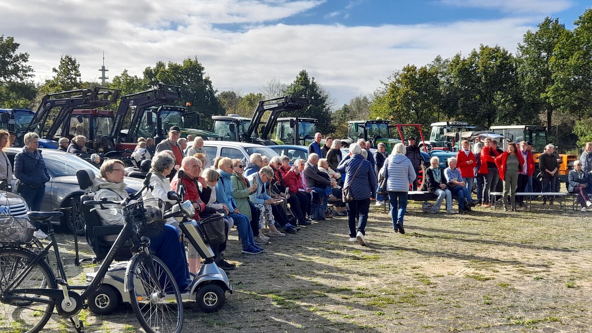 Die Besucherinnen und Besucher strömen zum ersten Trecker-Gottesdienst.