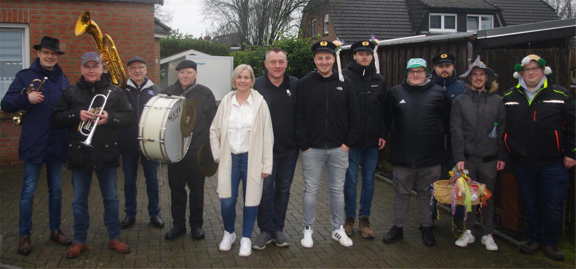 Die Bierknechte, begleitet von den Ostetaler Musikanten trafen sich bei Sandra und Bernd Saße (Bildmitte) zum leckeren Frühstück.