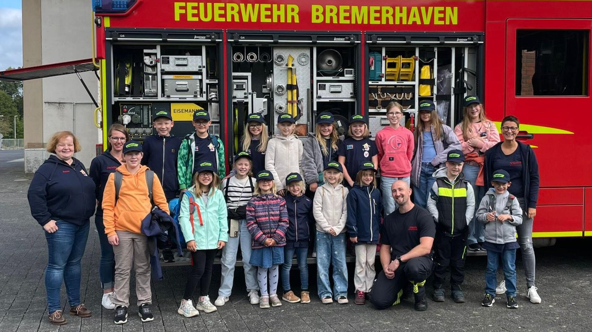 Die "Blaulichtbande" aus Spreckens und Minstedt hat die Bremerhavener Berufsfeuerwehr besucht.