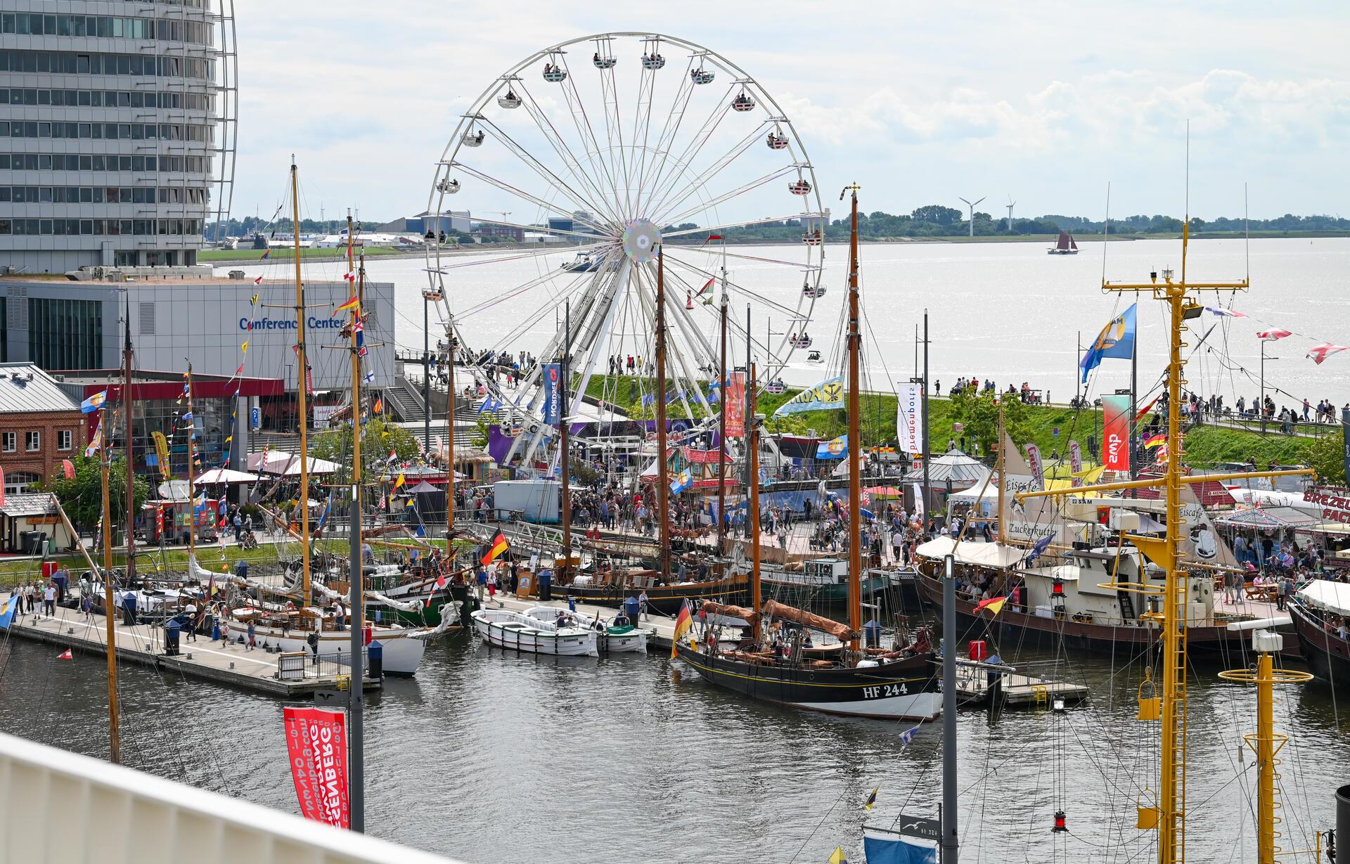 Ein Riesenrad steht am Hafen. 