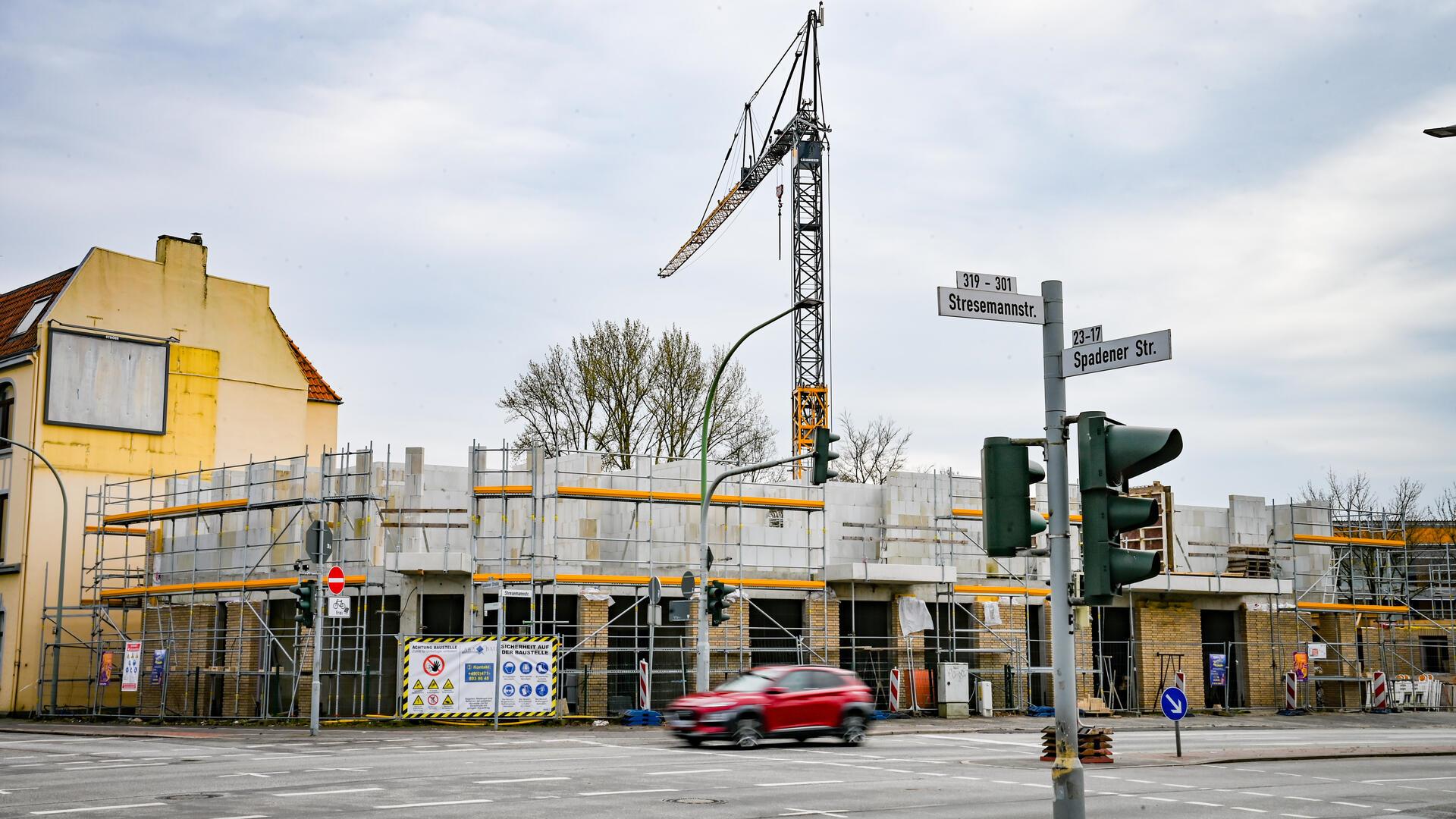 Die Bremerhavener Baufirma A & A Bau ist insolvent. Auf einigen ihrer Baustellen wie hier in der Stresemannstraße herrscht Stillstand.