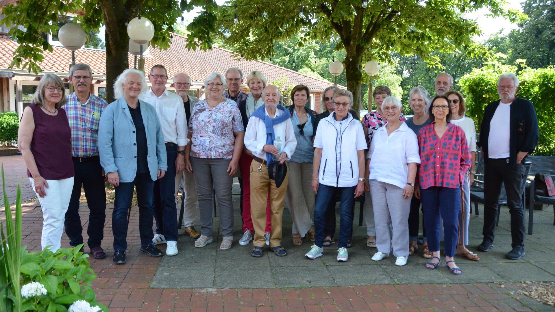 Die Bremervörder Abiturientinnen und Abiturienten des Jahrgangs 1974 haben sich 50 Jahre später am vergangenen Sonnabend im Oste-Hotel getroffen. Mit dabei war auch der ehemalige Französischlehrer Herr Panzek (vorne, Mitte).