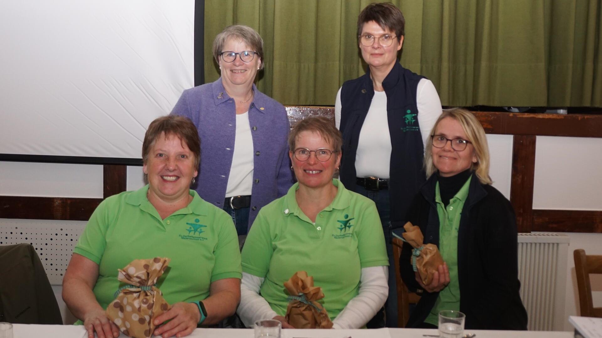 Die Bremervörder Landfrauenvorsitzende Andrea Burfeind (hinten links) freute sich, Anke Dittmers (hinten rechts), Annegret Müller (sitzend, von links), Doris Brünjes und Regina Witten von der Dorfhelferinnenstation Bremervörde/Rotenburg beim Landfrauenfrühstück begrüßen zu dürfen.