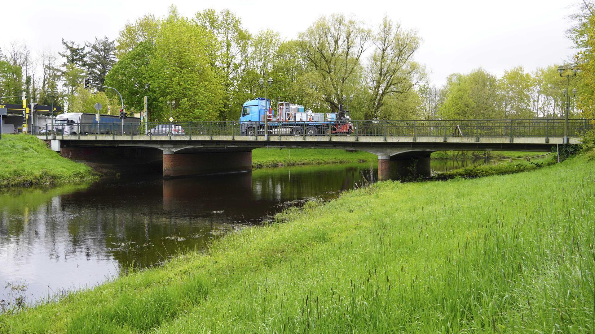 Die Bremervörder Oste-Brücke hat mittelfristig ausgedient. Bis spätestens Ende 2028 plant die Landesbehörde für Straßenbau und Verkehr in Stade den kompletten Rückbau. Vor dem Abriss wird südlich des Bauwerkes eine neue Querung über die Oste errichtet werden. Vorarbeiten sollen bereits Anfang 2025 beginnen. 