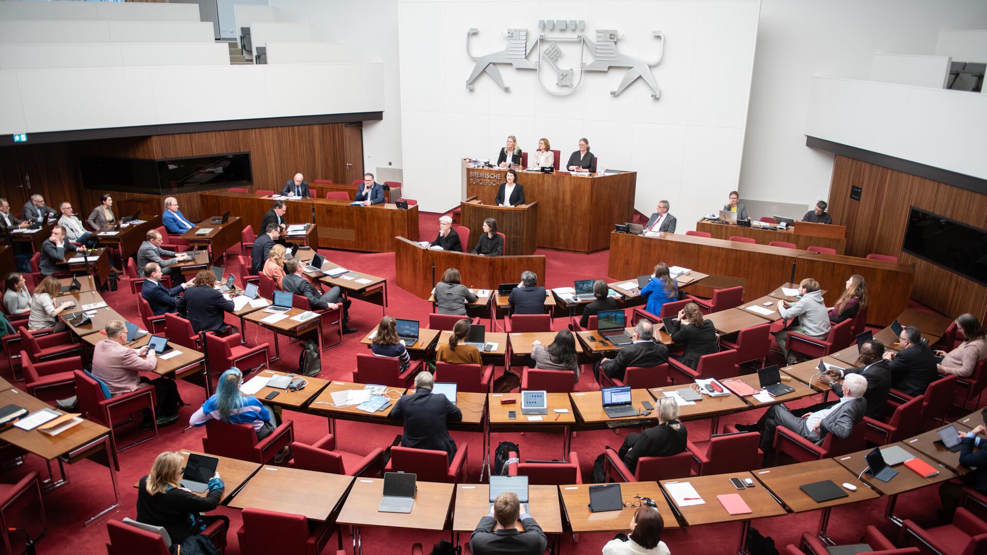 Die Bremische Bürgerschaft diskutiert über den geplanten Haushalt mit 1,3 Milliarden Euro neuen Schulden.