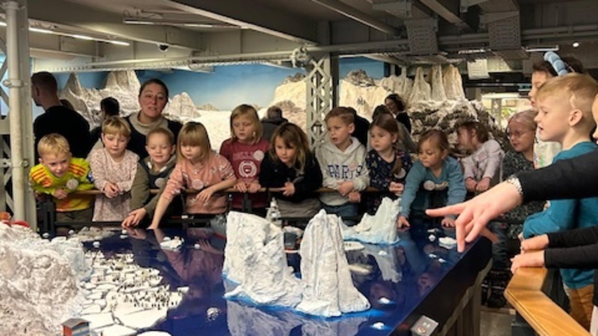 Die Brilliter Kita-Kinder staunen über die Eisberge im Miniaturwunderland.